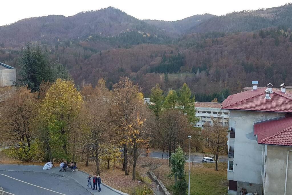 Слънчев Апартамент С Прекрасна Гледка, Паркинг. Appartement Smolyan Buitenkant foto